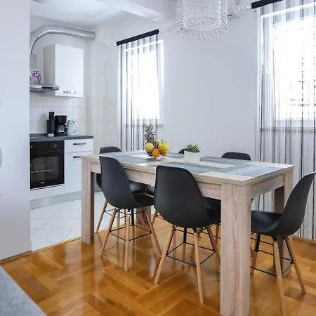 Apartment Ivesic * Makarska
